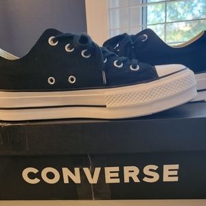 Platform Converse Black/White sz 9 women. Very gently worn.